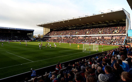 斯基拉：尤文正在研究冬窗签中卫，但补强中场依然是主要目标（斯基拉：尤文冬窗考虑引进中卫，中场补强仍是首要任务）