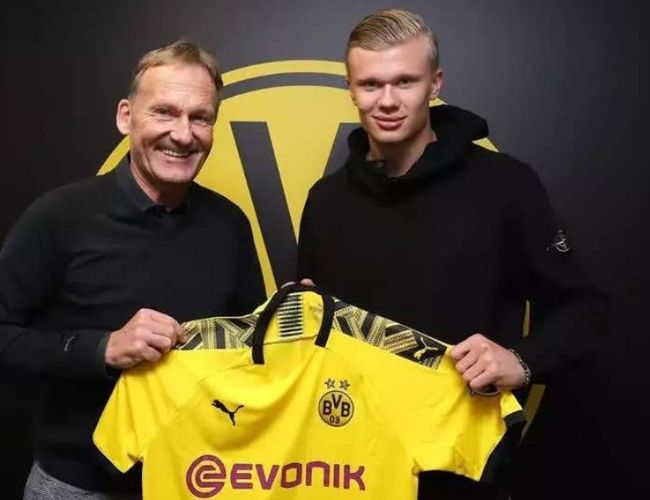 旧友重逢！杜兰特与大一时代女性朋友时隔17年再相聚（阔别17年再聚！杜兰特与大一时期女性好友再会）