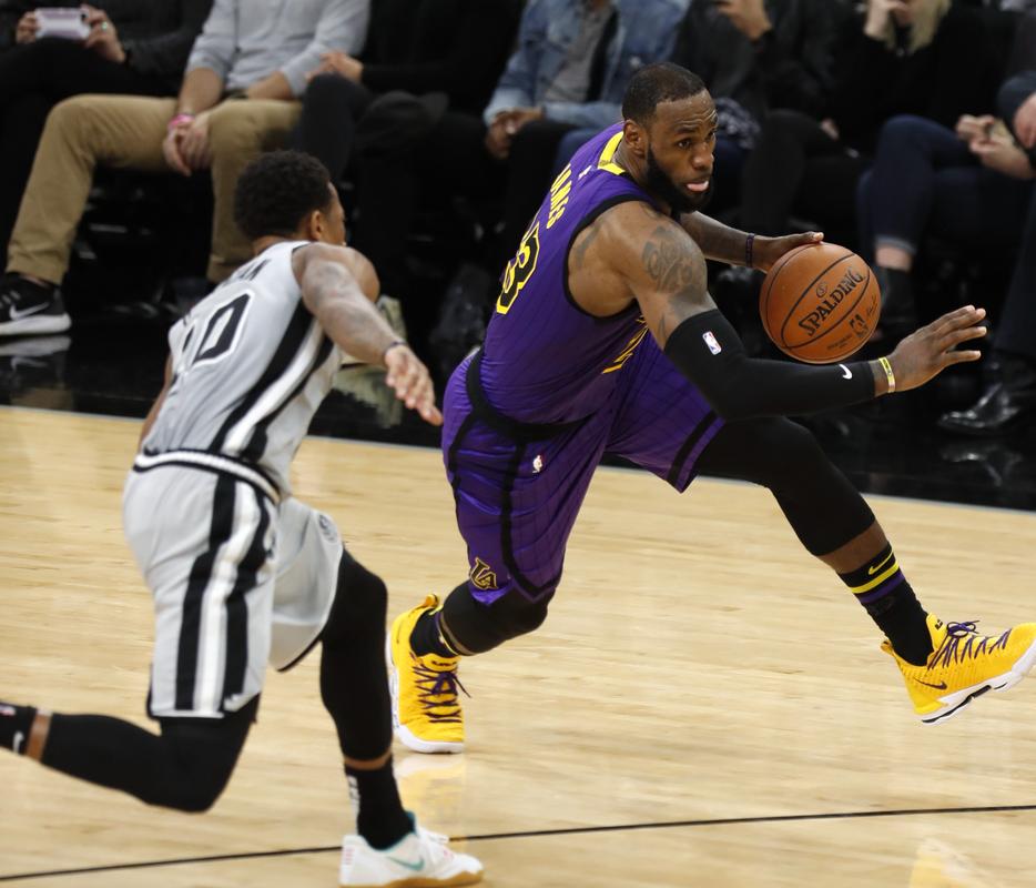 统治内线！小杰克逊狂轰28+12，篮板创下赛季新高（禁区称王！小杰克逊砍下28分12篮板，篮板刷新本季新高）