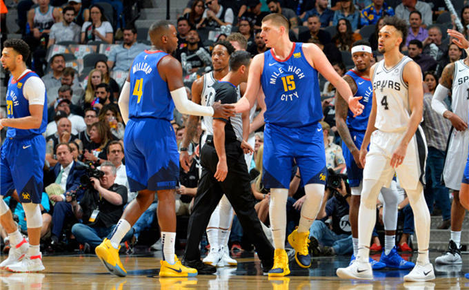 斯帕莱蒂与孔蒂的意甲逆转：那不勒斯击败尤文图斯，迎接新时代（意甲风云再起：斯帕莱蒂与孔蒂的对决，那不勒斯击退尤文迎来新纪元）