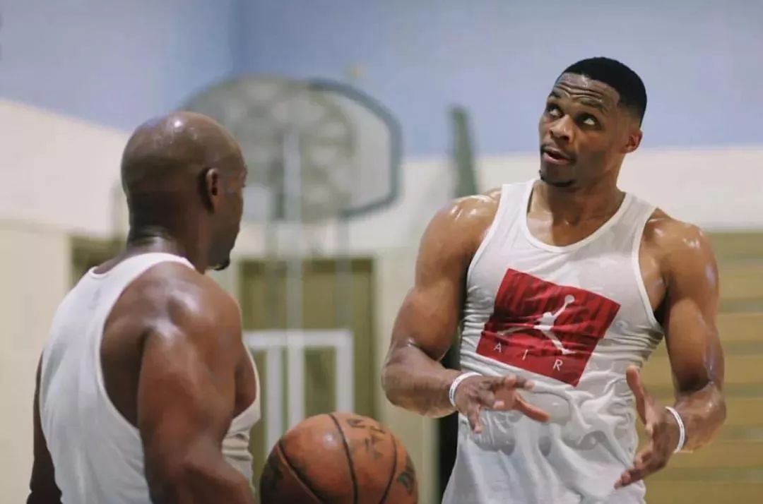 国脚连续射门被封堵仍不气馁（射门接连被挡，国脚斗志不减）