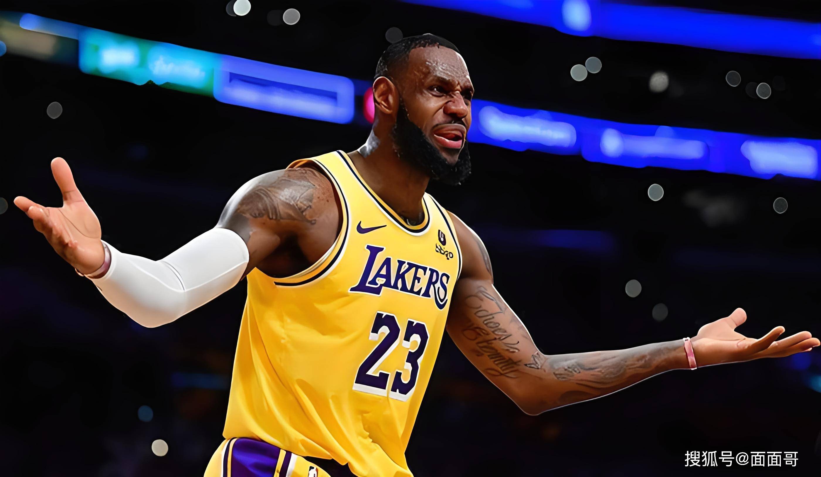 两张合影，一张和老乡一张和金靴。赛前法比奥说这场...（赛前法比奥的两张合影：一张与老乡，一张与金靴）