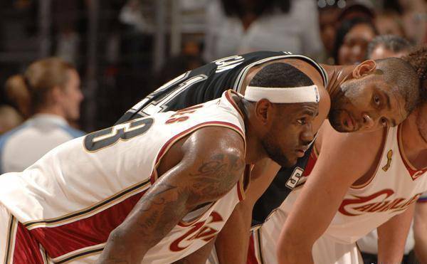 张琳艳赛后和凯莉交换球衣，后者直接把中国队球衣穿在身上（赛后张琳艳与凯莉互换球衣，凯莉当场披上中国队战袍）