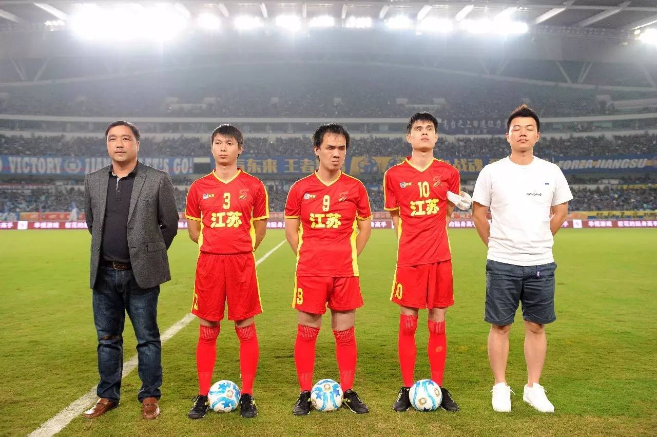 从切尔西弃儿到顶级中场，青训教练：对负面言论赖斯从不抱怨（从被切尔西放走到跻身顶级中场，青训教练称赖斯从不抱怨质疑）