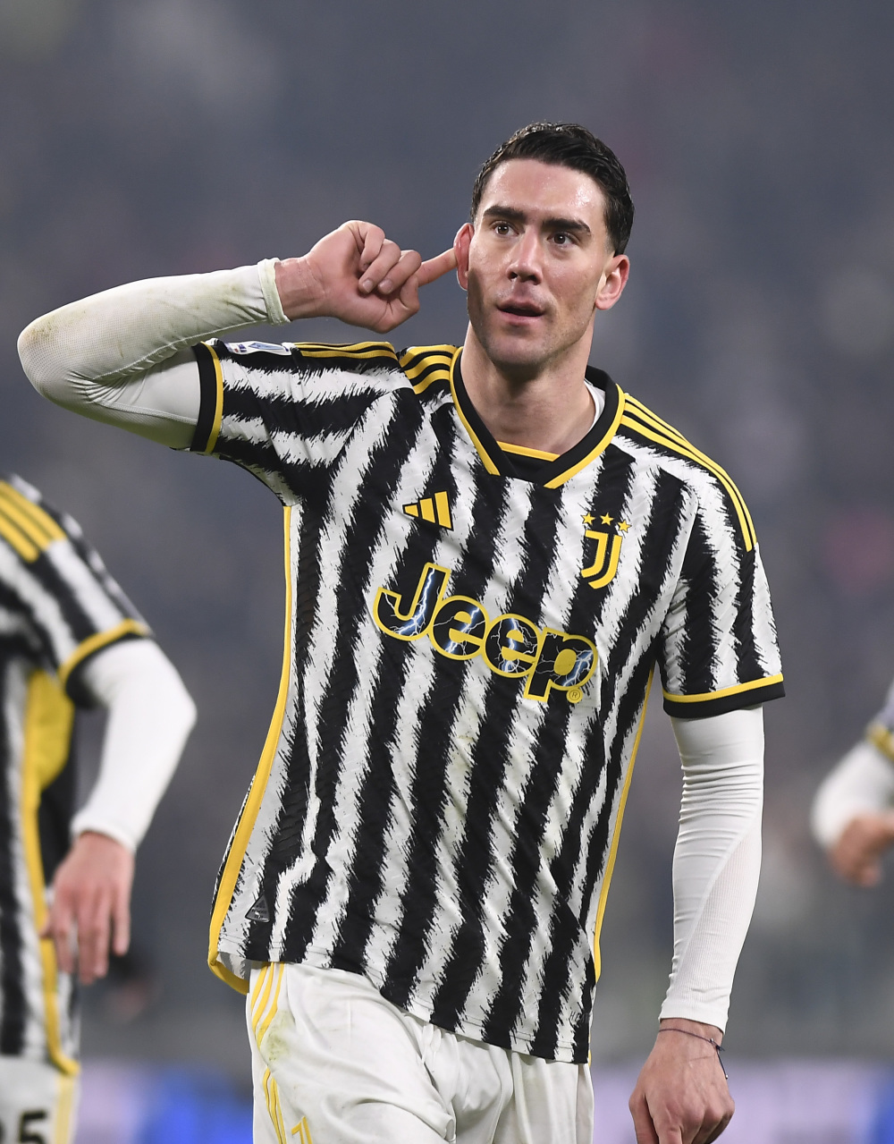 BBC：前曼城球员巴顿因社媒攻击性言论被判6个月监禁（BBC：前曼城球员巴顿因在社交媒体发表仇恨言论被判入狱6个月）