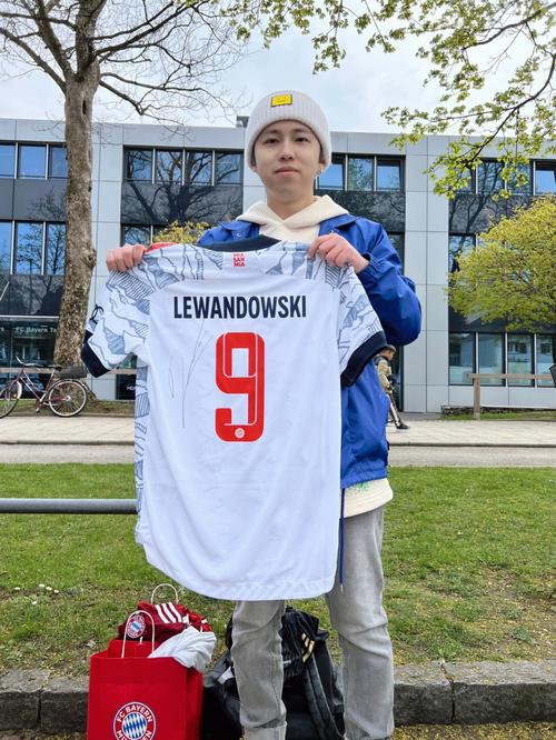 阿斯跟队：佩德里和拉菲尼亚今天将参加部分合练以检验状态（阿斯记者：佩德里与拉菲尼亚今将参与部分合练，以评估状态）