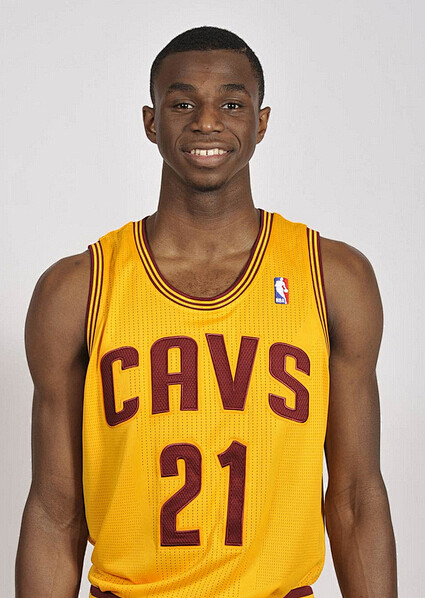 太阳报：麦克托米奈领意甲最佳球员奖，被女友透视着装抢风头（太阳报：麦克托米奈加冕意甲最佳，女友透视穿搭抢尽风头）