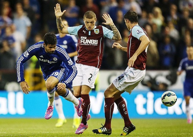 足球欧冠淘汰赛对阵激烈，主帅直言无弱旅（欧冠淘汰赛鏖战正酣，主帅坦言没有弱旅）