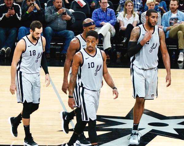 太阳队的进攻真的很出色，他们的球员在处理球方面表（太阳队进攻火力十足，球员处理球能力出众）