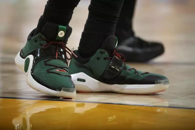 持续对飙！爱德华兹半场18分&唐斯13中9得24分（你来我往！爱德华兹半场18分，唐斯13投9中砍下24分）