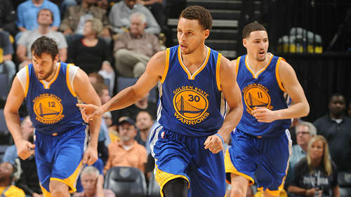 广州对徐杰犯规，裁判未响哨！替补席众将摊手挠头疑惑不解（徐杰遭广州队犯规未获吹罚，裁判未响哨，替补席众将摊手一脸疑惑）