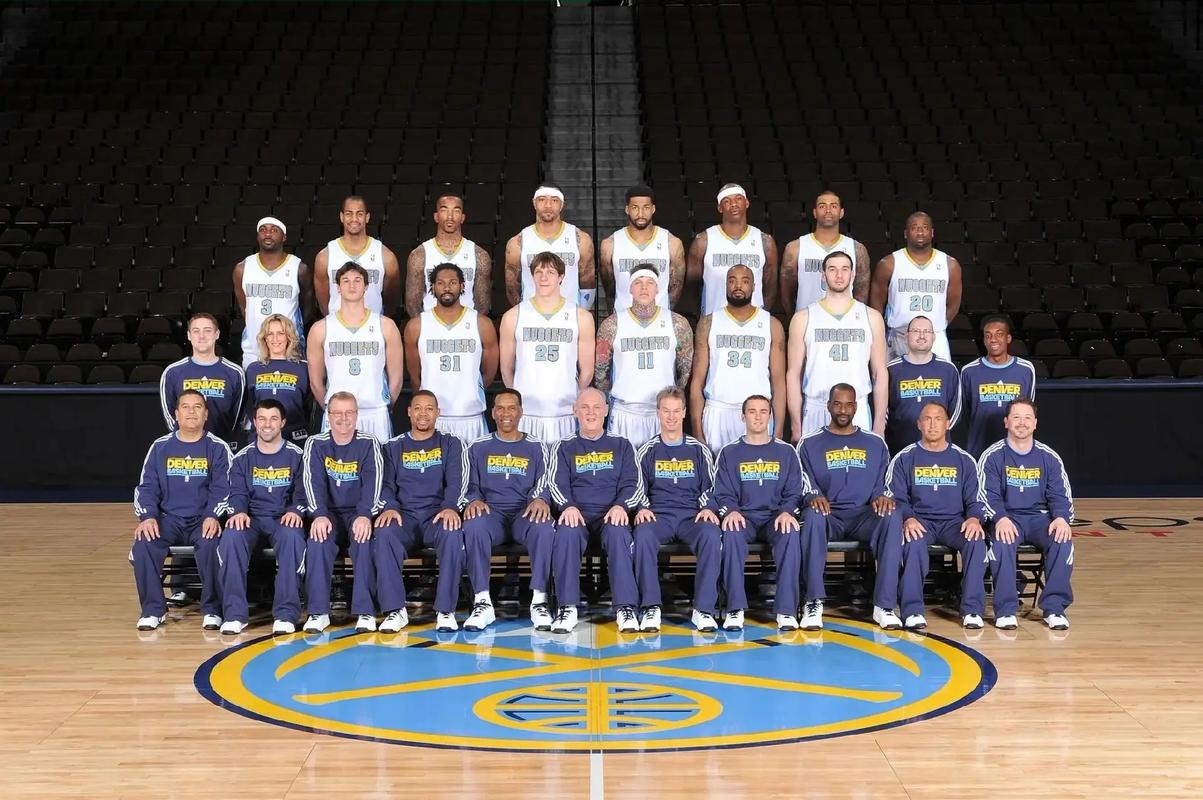 杨瀚森带女友赴美引发争议，好友崔永熙称其应专注篮球，网友支持其在球场表现。（杨瀚森携女友赴美引热议：崔永熙建议专注篮球，网友力挺其场上表现）