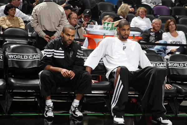 皇马更衣室危机缓解，阿隆索暂无下课可能，球队有望取得3连胜，全队团结推动复兴。（皇马更衣室危机消解，阿隆索暂无下课风险，球队有望拿下3连胜，团结一心推进复兴）