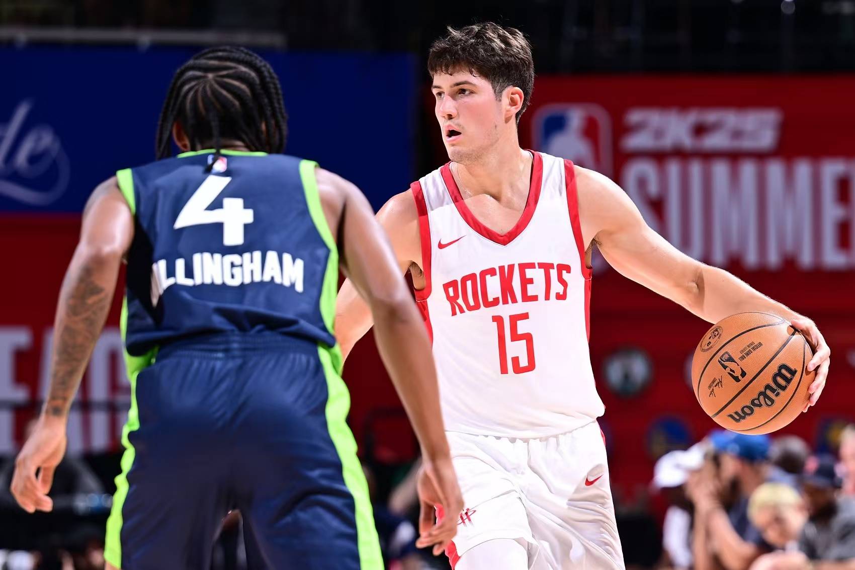 首秀中规中矩！张镇麟替补12中3拿到10分3助（首战表现平平：张镇麟替补12投3中，贡献10分3助攻）