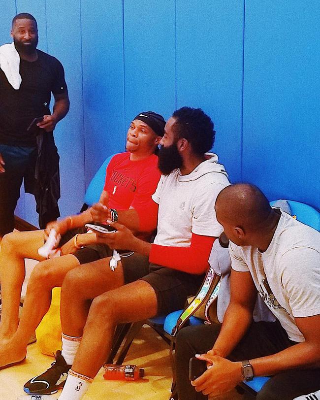 巴萨逆转取胜却迎来重磅伤情 全场最佳奥尔莫肩膀脱臼恐赛季报销（巴萨逆转告捷却遭重创：MVP奥尔莫肩部脱臼，恐赛季提前报销）